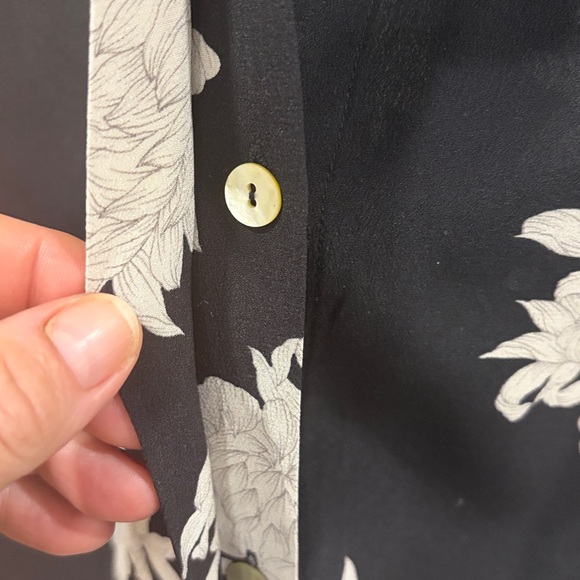 Vince Chrysanthemum Black and Cream 100% Silk Blouse. Size Small. - Picture 8 of 9